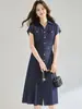 Vestido de Verano 2026 Estilo Nuevo Sencillo y Elegante Ceñidor de Cintura Corte Tridimensional Denim Sintético de Gama Alta para Viaje 25711
