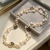 Elegante collar largo de perlas estilo coreano para mujer, versátil para otoño e invierno, exquisita cadena para suéter, colgante de letra simple y único, venta al por mayor