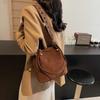 A bolsa popular deste ano bolsa saco feminina 2025 nova sensação de alto padrão bolsa de ombro verão versátil alça de ombro larga bolsa carteiro