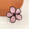 Presilha de garra doce floral cor creme estilo coreano para mulheres, novo produto primavera-verão 2025, grampo de cabelo de florzinha para feriado, acessório de cabelo tipo pinça de tubarão