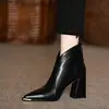 Botas de tornozelo pontudas em V para mulheres, com zíper traseiro, enfeite metálico na ponta para realçar o formato do pé e um design versátil adequado para outono e inverno.