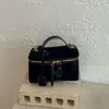 Bolsa de camurça de nicho para mulheres, nova bolsa versátil outono 2026 vintage, bolsa de mão e bolsa transversal, bolsa caixa de alta qualidade