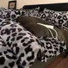 Conjunto de Quatro Peças Estilo Merade de Imitação de Pelo de Coelho de Luxo Leve Classe A Lençol de Cama de Coral Espesso Espessado Cobertor