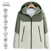 Jaqueta corta-vento leve com logotipo personalizado, jaqueta impermeável e à prova de vento para trabalho ao ar livre no outono e inverno, com forro espesso e de fleece integrado