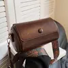 Bolso pequeño vintage para mujer, bolso de nicho 2023, nuevo, de moda, para otoño e invierno, bolso bandolera de banda ancha, bolso cilíndrico explosivo.