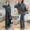 Conjunto casual gris moderno y ligero de estilo coreano, con una sudadera cepillada doble, tacto suave, efecto adelgazante y textura de palillo, y pantalones de pierna ancha