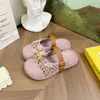 Nueva Bolsa de Cabeza de Estrella de Cinco Puntas Hueca Marrón Chanclas Semiabiertas para Mujer Verano Nueva Ropa Exterior Ligera Súper Bonita Zapatos con Agujeros Antideslizantes