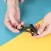 Clipes plásticos multifuncionais pretos e brancos para roupas, chapéus, cortinas e meias, com ganchos e design giratório para fixação forte