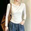 Camiseta larga de manga larga estilo coreano, suave y elegante, con escote cruzado, diseñada para principios de otoño de 2026, una prenda base estilosa y sofisticada A14280