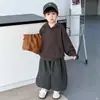 Conjunto de Ropa de Otoño para Niños 2026 Nuevo Estilo Niños Genial Guapo Chaleco de Cuero Sudadera Conjunto de Tres Piezas Joven Maestro Estilo Callejero Moderno
