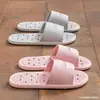 Pantuflas de Baño para Mujer 2026 Estilo Nuevo para Interior del Hogar Antideslizantes Resistentes al Desgaste Sandalias para Ducha con Drenaje de Agua Secado Rápido para Hombre Venta al por Mayor
