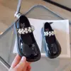 Sapatos de Couro para Meninas Primavera 2025 Estilo Britânico Pérola JK Mary Jane Sapatos de Princesa para Meninas Solado Macio Crianças de Tamanho Médio e Grande Mocassins