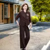 Elegante e estiloso conjunto de três peças para mães, perfeito para primavera e outono, apresentando uma peça externa da moda, uma camada interna versátil e calças de perna larga, criando um visual jovem e que desafia a idade.