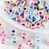 Cuentas de Letras de Colores con Fondo Blanco Acrílico de 6*6mm con Efecto de Goteo de Aceite, Cuentas Sueltas para Pulseras, Collares y Accesorios de Joyería Hechos a Mano DIY
