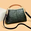 Bolso versátil de estilo retro con cierre de solapa, diseñado para mujer, modelo de exportación 2026, con un diseño único de patchwork y un aspecto sofisticado, adecuado para llevar al hombro o cruzado.