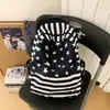Mochila Refrescante Azul e Branca Listrada com Estrelas, Cheia de Energia Jovem, Perfeita para as Aulas Diárias e Compras de Estudantes Universitários