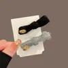 Presilha de Cabelo Tricotada Estilo Tweed Preto e Cinza com Letras Douradas, Presilha Bico de Pato Moderna com Acabamento de Luxo, Presilha para Franja Lateral com Nó