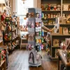 Estante de exhibición multiusos de cuatro caras con ranuras para supermercados y tiendas departamentales, con bordes espejados, adecuado para exhibir accesorios y muñecas, giratorio y equipado con ruedas