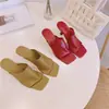 Sandálias de Salto Agulha Macias de Pele de Ovelha Estilo Novo 2024 para Mulheres, Sandálias Elegantes de Salto Alto com Bico Quadrado e Aberto Estilo Coreano para Uso Externo
