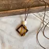 Colar longo de resina geométrica âmbar estilo Maillard para mulheres, gargantilha de corrente para clavícula de moda de luxo leve vintage para mulheres