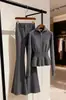 Un Conjunto Completo de Invierno con un Toque de Lujo: Conjunto de Suéter de Punto Gris Estilo Chanel con Cintura Ajustada y Pantalones de Campana para Mujer