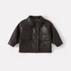 Conjunto de Tres Piezas para Niños: Camisa con Corbata Rayada Otoño Nuevo para Bebés y Niños Pequeños, Chaqueta de Cuero Estilo Coreano, Pantalones Jogger Casuales