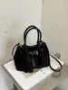 Bolso cubo de ante estilo retro transfronterizo para mujer, nueva colección otoño/invierno 2026, con un diseño sofisticado y elegante, apto para llevar al hombro o cruzado