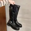 Nova coleção outono/inverno: Botas estilo polonês com bico redondo moderno, detalhe de fivela, salto grosso e zíper traseiro, chegando logo abaixo do joelho - botas de montaria femininas