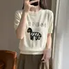 Top versátil y elegante de manga corta para primavera/verano con delicado bordado de estampado de leopardo, con un sencillo escote redondo y hecho de lana fina y suave.