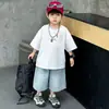 Conjunto de Verão Cool e Estiloso Estilo Coreano para Meninos 2026 Nova Camiseta de Manga Curta Infantil Conjunto Casual de 2 Peças Streetwear da Moda para Crianças