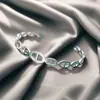Pulseira Aberta Tendência Europeia e Americana Elegante em Aço Inoxidável com Coração Vazado Criativa Simples em Formato de C Coração de Pêssego para Mulheres