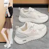 Zapatos de papá versátiles de estilo coreano con suela gruesa, nuevo modelo otoño 2026, zapatillas deportivas de malla transpirable para mujer, zapatillas casuales para correr que aumentan la altura