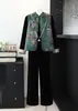 Conjunto de atuendo de otoño, estilo mamá, chaleco estilo chino, conjunto de tres piezas, nueva colección otoño/invierno 2026, ropa para mujeres de mediana edad y mayores, conjunto de terciopelo dorado