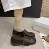 Novos sapatos de couro pequenos com fivela i para mulheres, calçados externos 2026 outono, mocassins retrô de bico quadrado com salto oculto e sola macia