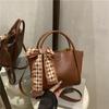 Moda Transfronteriza Nicho Bufanda de Seda Bolso Cubo de un Solo Hombro para Mujer 2024 Nuevo Color Puro Superficie Suave Bolso Cruzado de Mano para el Trabajo