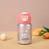 Botella de agua térmica temática de dibujos animados para niños, hecha de acero inoxidable 316 con tapa de botón y popote, una botella de regalo portátil para estudiantes, y personalizable con un logotipo