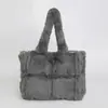 Bolsa de Peluche de Nicho Transfronteriza de Comercio Exterior para Mujer 2025 Otoño e Invierno Nueva Moda Bolsa de Mano de Peluche de Gran Capacidad
