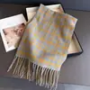 Bufanda de Cuello Cálida de Otoño e Invierno Estilo Coreano Elegante a Cuadros para Mujer, Bufanda Versátil con Borlas de Cachemira Sintética para Viajes