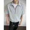 Camisa Vertical Listrada de Gola V Falsa Duas Peças para Homem, Camisa de Manga com Barra Elástica de Verão, Top Tendência de Alta Qualidade Estilo Coreano para Homem