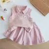Lindo y Juguetón Conjunto de Verano para Niñas Pequeñas 2026 Nuevo Estilo Coreano Chaleco a Rayas con Cuello Polo + Conjunto de Shorts Plisados