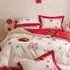 Nuevo conjunto de cuatro piezas de cama nupcial sencilla para boda, suministros para boda, conjunto de cuatro piezas de boda moderno cepillado con estampado de bordado rojo
