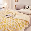 Manta Pequeña de Terciopelo de Cordero Engrosada de Doble Capa para Otoño e Invierno 2025, Simple Lisa, Cuadros, Pequeña Manta para Siesta en la Oficina, Casual