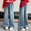 Pantalones vaqueros de otoño para niñas, nuevo estilo 2026 para niños mayores con bordado de estrellas, diseño de pierna curva, pantalones de pierna ancha holgados y pantalones largos con dobladillo acampanado