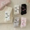 Calcetines de Terciopelo de Coral para Mujer Calentitos de Invierno para Dormir Calcetines de Media Caña Blancos y Negros Accesorios de Calcetines con Lazo Estilo Pequeño Aroma Calcetines de Piso