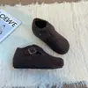 Zapatos unisex de estilo Birkenstock, totalmente cerrados, que aumentan la altura, colección nueva 2026, elegantes y modernos, diseño retro invernal con forro de felpa, fáciles de poner, cálidos zapatos de algodón con forro de lana