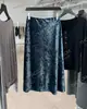 Recomendación PrincipalColección Nueva Primavera Temprana Yuran 26: Terciopelo de Seda de Tejido Denso Corte Diagonal Satén Brillante Flor de Hielo Terciopelo Falda Sirena