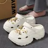 Zapatos Croc DIY para Mujer 2025 Nuevo Verano Interior Hogar Antideslizante Moda Más Fácil de Combinar Sandalias y Pantuflas de Suela Gruesa Ropa Exterior para Mujer