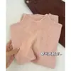 El color azul Klein es muy elegante; Es perfecto como capa base para suéteres de otoño e invierno para mujer, creando un look sofisticado en capas con un tejido de cuello medio