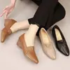 2025 nuevo resorte zapatos de cuero suave de una sola pieza para mujer tacón grueso tacón medio zapatos negros para mujer zapatos de mamá corte bajo punta fina tacón de cuña