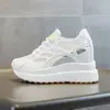 Sapatos Femininos Populares de Tela com Solas Plataforma Grossas, Leves e Respiráveis, Tênis Casuais de Tela Novos para o Verão de 2026, Sapatos Brancos que Aumentam a Altura para Mulheres